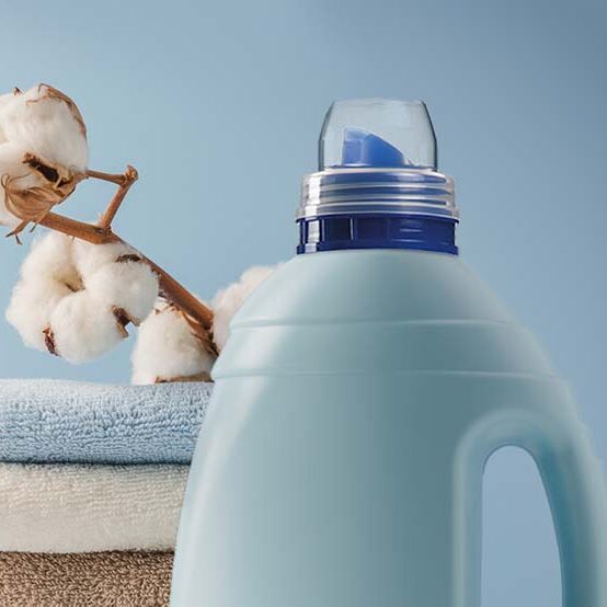 Laundry detergent dosing closure by plastic